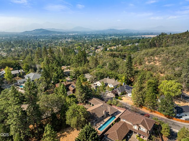 1615 NW Olmar Drive, Grants Pass, OR 97526