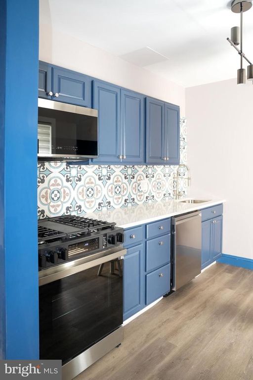 2213 E THOMPSON ST, Philadelphia, PA 19125