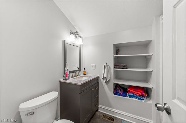560 Elmwood Road, Bay Village, OH 44140