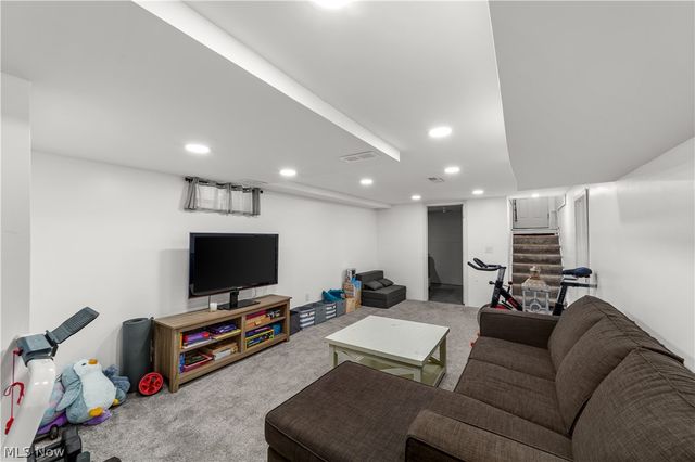 560 Elmwood Road, Bay Village, OH 44140