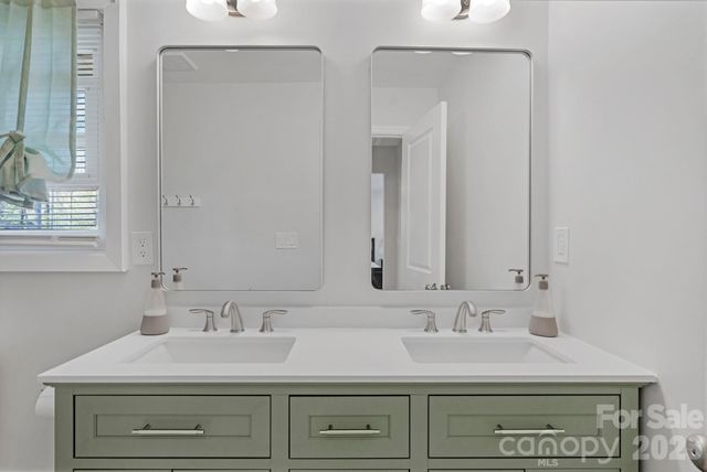 409 Robinson Avenue, Matthews, NC 28104