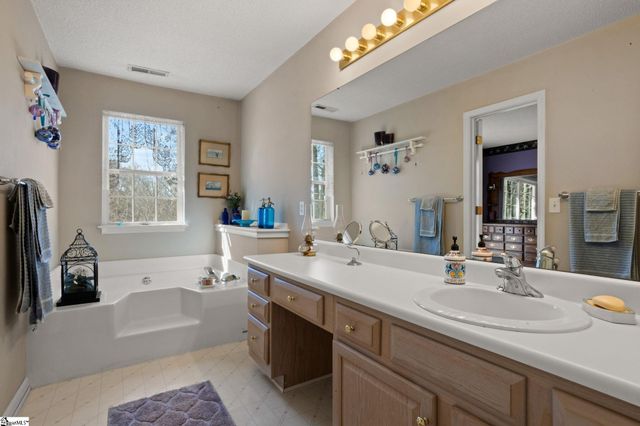 132 Englewood Drive, Inman, SC 29349