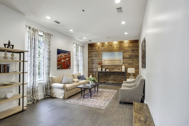 210 30th Ave N Apt 202, Nashville, TN 37203