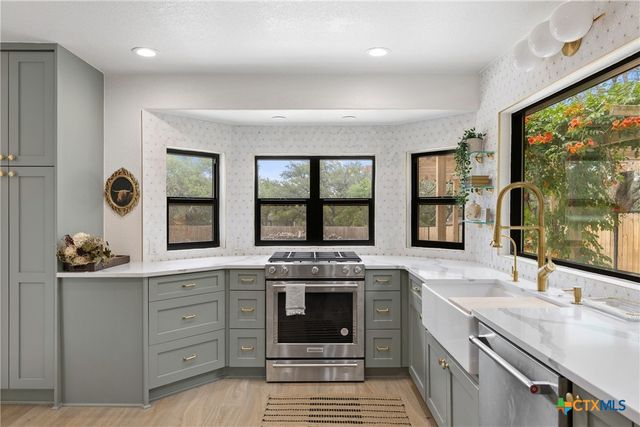 607 Liveoak Drive, Johnson City, TX 78636