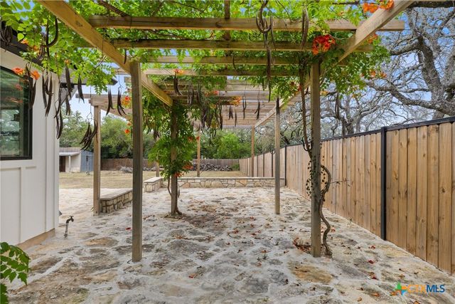 607 Liveoak Drive, Johnson City, TX 78636