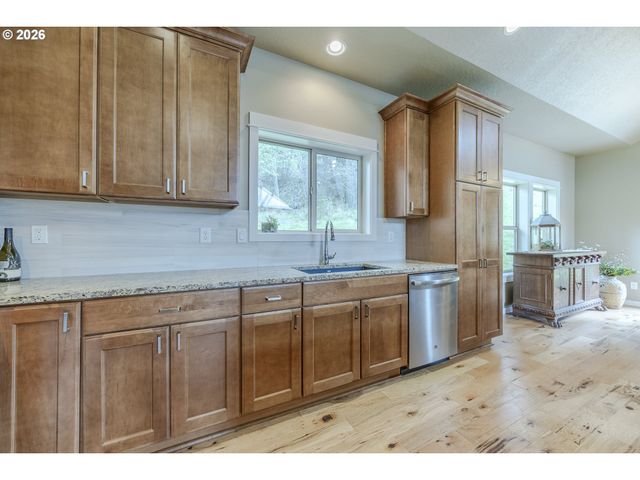 1865 E 43RD Ave, Eugene, OR 97405