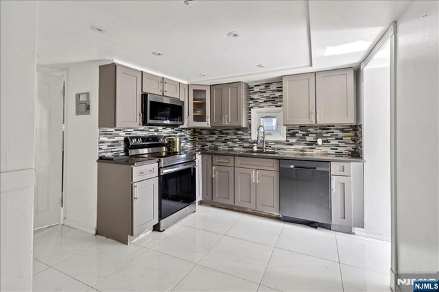 199 Grove Avenue, Woodbridge, NJ 07095