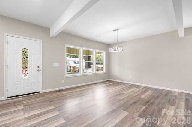 242 8th Avenue Drive SW, Hickory, NC 28602