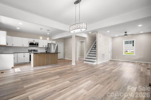 242 8th Avenue Drive SW, Hickory, NC 28602