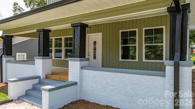 242 8th Avenue Drive SW, Hickory, NC 28602