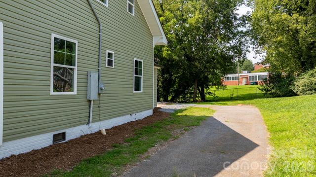 242 8th Avenue Drive SW, Hickory, NC 28602
