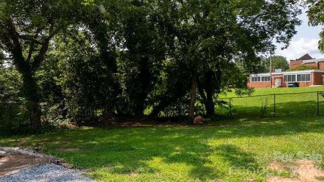 242 8th Avenue Drive SW, Hickory, NC 28602