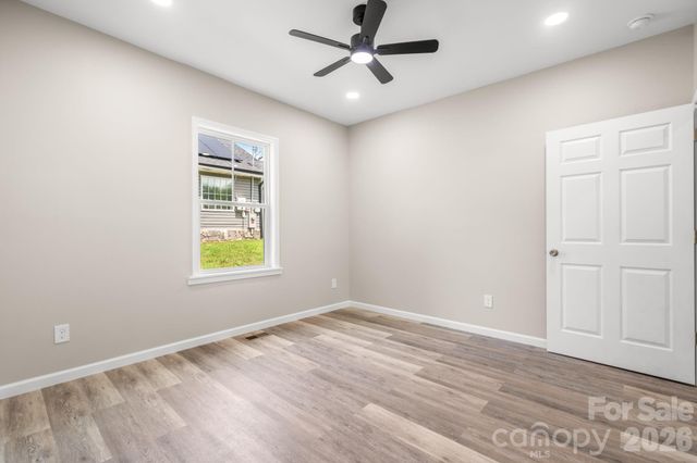 242 8th Avenue Drive SW, Hickory, NC 28602