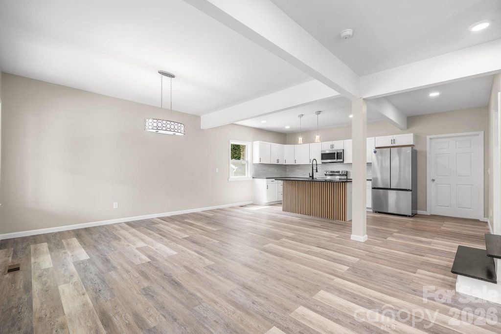 242 8th Avenue Drive SW, Hickory, NC 28602