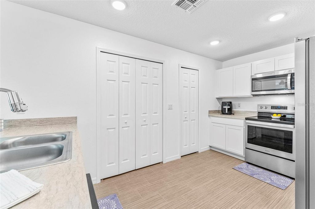 Image 15 of property listing at 10 POINSETTIA LANE, Palm Coast, FL 32164