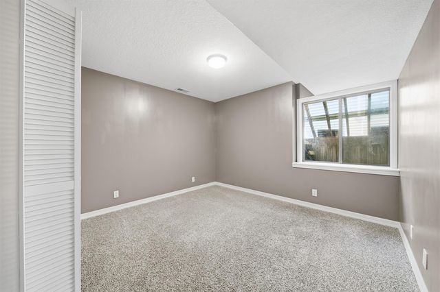 1527 N Pine Grove St, Wichita, KS 67212