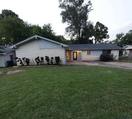 203 Erskine Dr, Longview, TX 75601