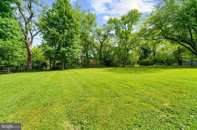 1249 W EVERGREEN DR, Phoenixville, PA 19460