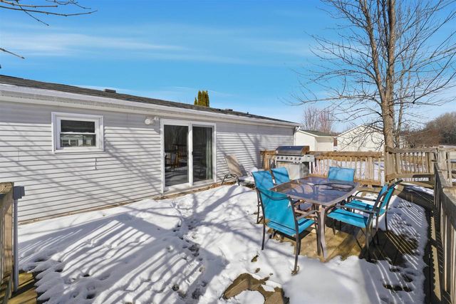 882 LILAC ROAD, Little Suamico, WI 54141