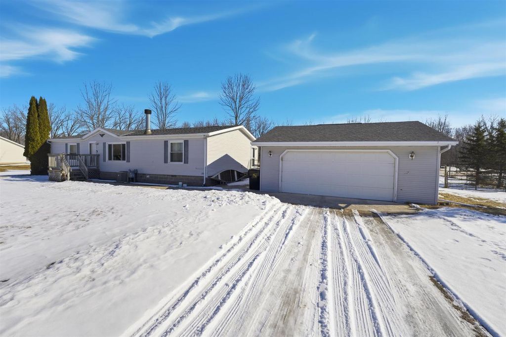 882 LILAC ROAD, Little Suamico, WI 54141