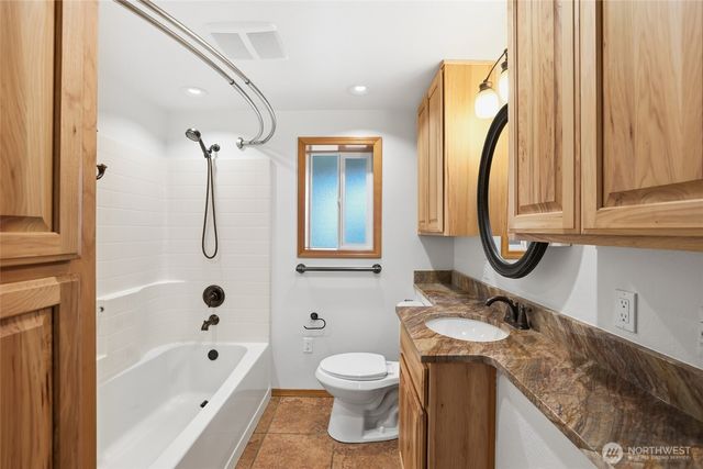 4820 W Tapps Drive E, Lake Tapps, WA 98391