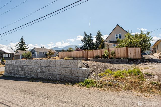 233 E 9th St, Port Angeles, WA 98362