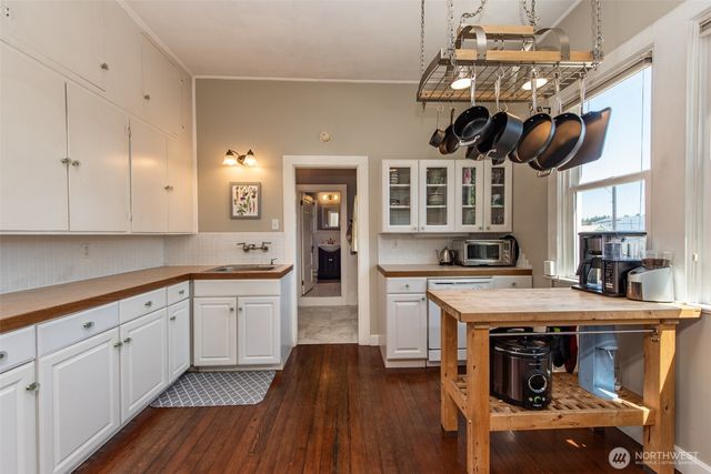 233 E 9th St, Port Angeles, WA 98362