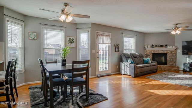 6102 Hunters Point Ct, Louisville, KY 40216