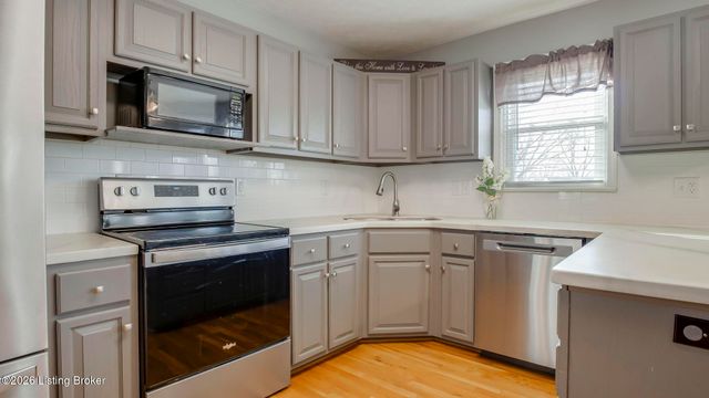 6102 Hunters Point Ct, Louisville, KY 40216