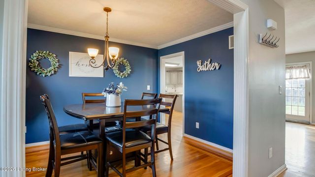 6102 Hunters Point Ct, Louisville, KY 40216