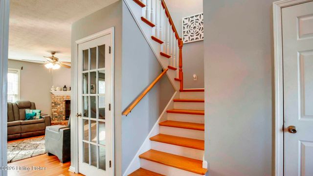 6102 Hunters Point Ct, Louisville, KY 40216