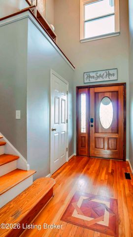 6102 Hunters Point Ct, Louisville, KY 40216