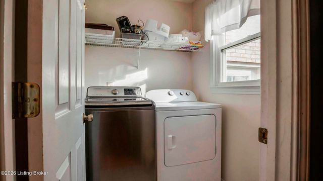 6102 Hunters Point Ct, Louisville, KY 40216