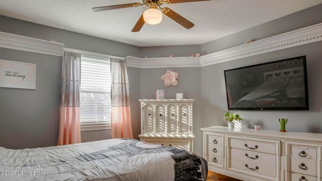 6102 Hunters Point Ct, Louisville, KY 40216