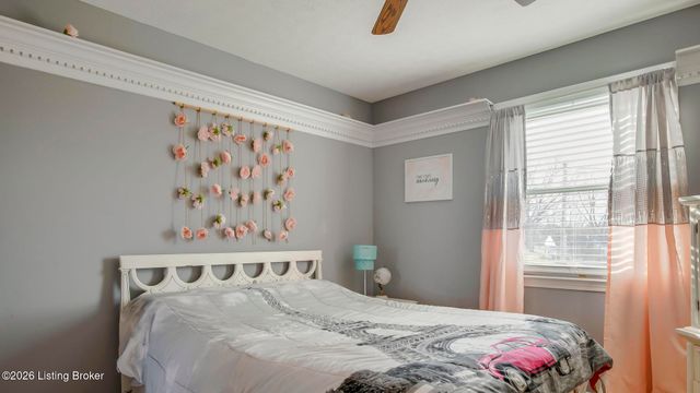 6102 Hunters Point Ct, Louisville, KY 40216