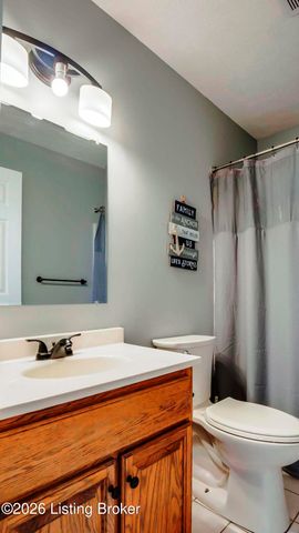 6102 Hunters Point Ct, Louisville, KY 40216