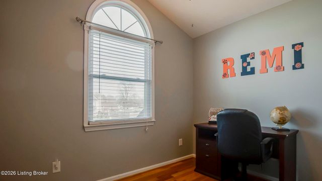 6102 Hunters Point Ct, Louisville, KY 40216