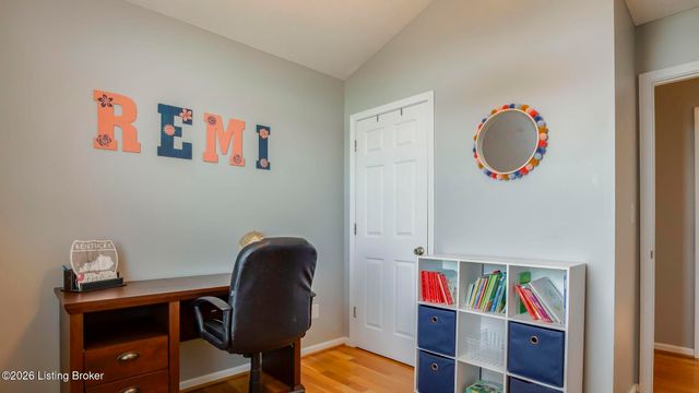 6102 Hunters Point Ct, Louisville, KY 40216