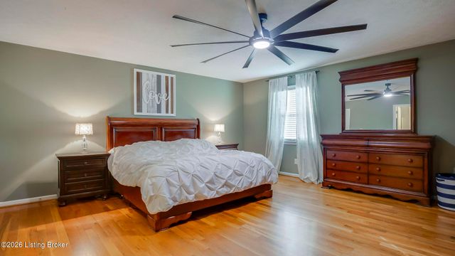 6102 Hunters Point Ct, Louisville, KY 40216