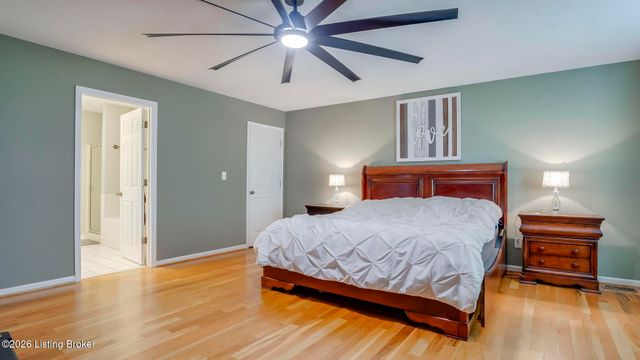 6102 Hunters Point Ct, Louisville, KY 40216