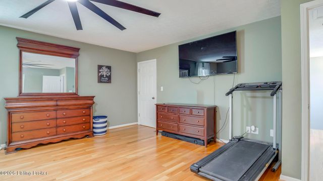 6102 Hunters Point Ct, Louisville, KY 40216