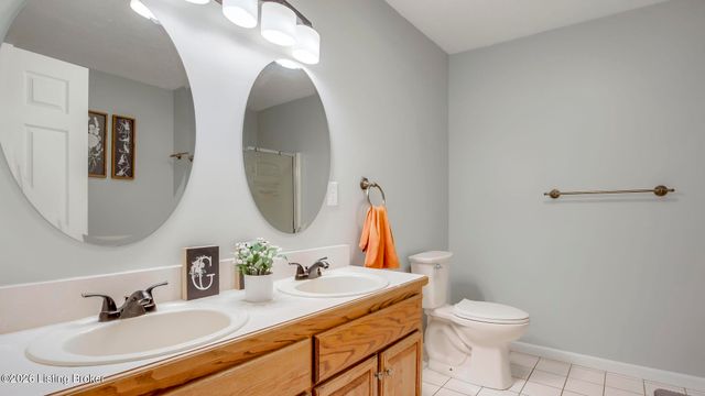 6102 Hunters Point Ct, Louisville, KY 40216