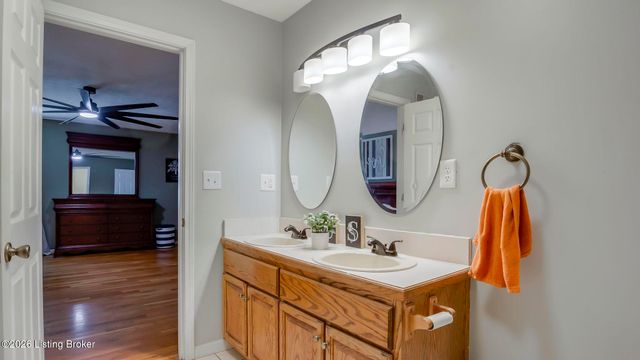 6102 Hunters Point Ct, Louisville, KY 40216