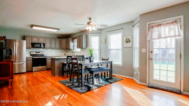 6102 Hunters Point Ct, Louisville, KY 40216