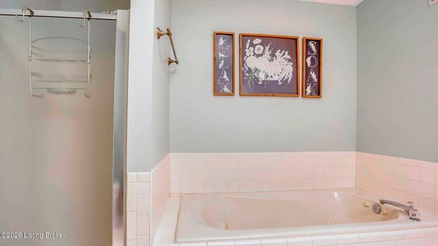 6102 Hunters Point Ct, Louisville, KY 40216