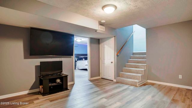 6102 Hunters Point Ct, Louisville, KY 40216