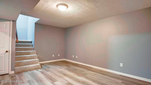 6102 Hunters Point Ct, Louisville, KY 40216