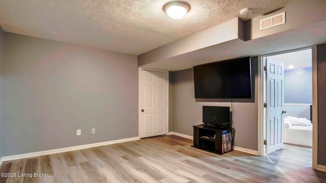 6102 Hunters Point Ct, Louisville, KY 40216