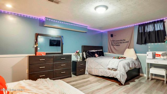 6102 Hunters Point Ct, Louisville, KY 40216