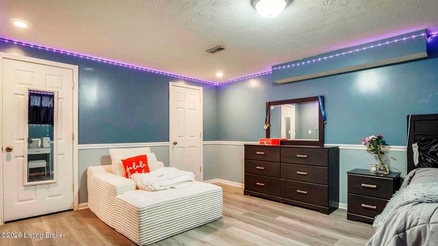 6102 Hunters Point Ct, Louisville, KY 40216